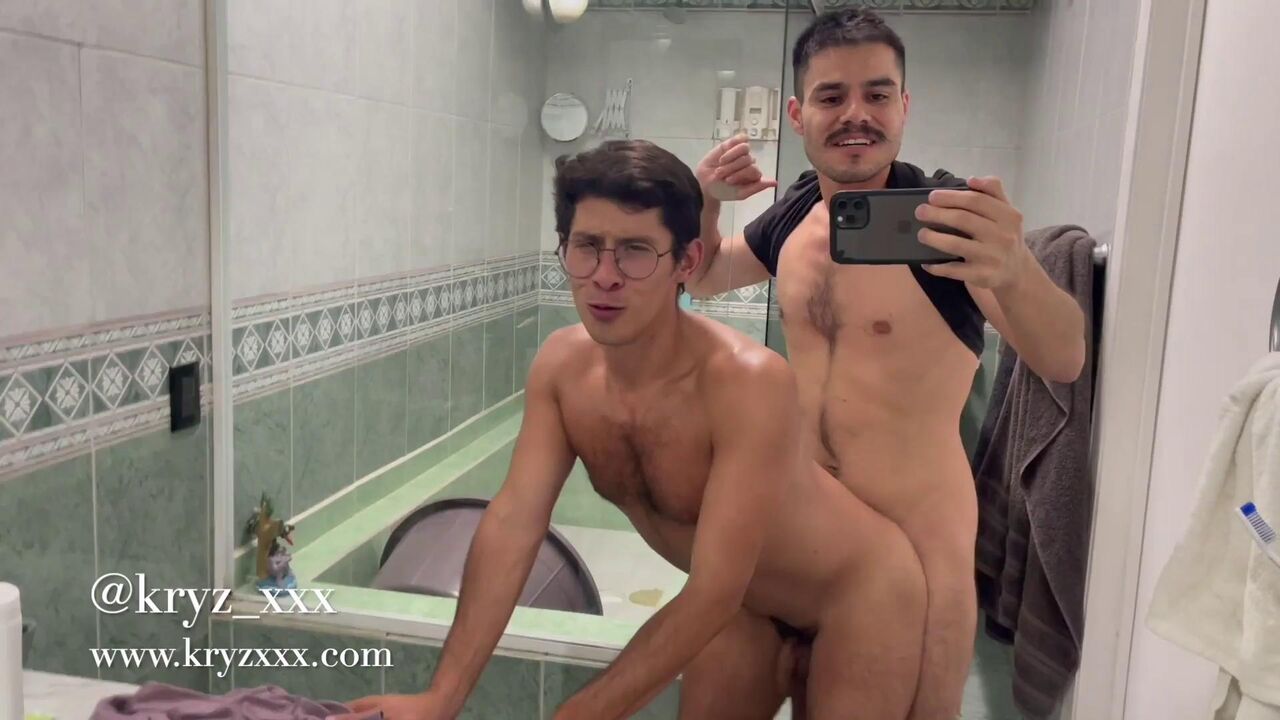 Kryz XXX and Ooopsfranky – Fucking a twink in my friend’s bathroom
