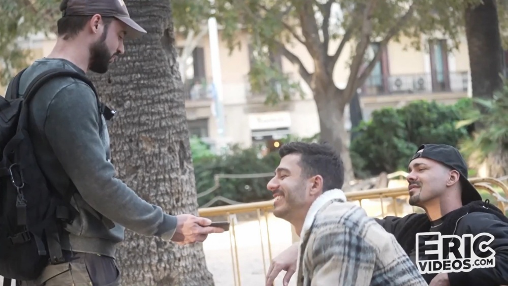 Alexandro Cabrera, Damien B & Lobo Carreira – Helping a lost Tourist