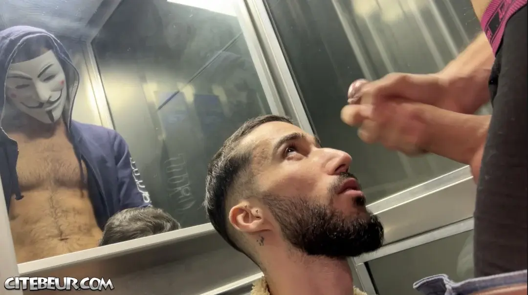 Cocksucker & Andolini XXL – The good neighbor sucks Andolini massive dick in the elevator